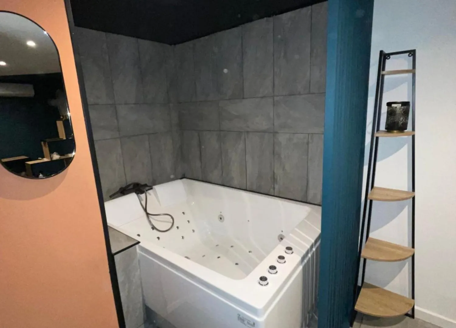 Trinidad Suite Jacuzzi Aubagne 0*,